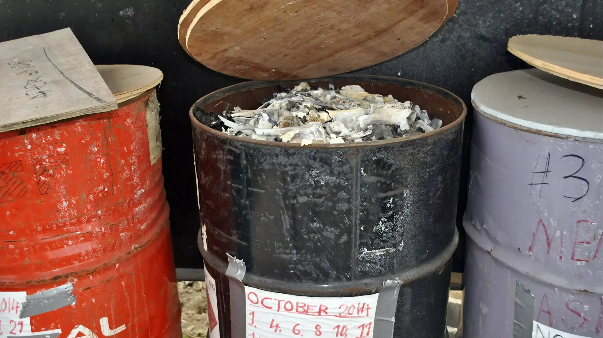 שריפת עצמות חולי אבולה, בויז טאון, ליבריה, ינואר 2015 שריפת עצמות חולי אבולה, בויז טאון, ליבריה, ינואר 2015