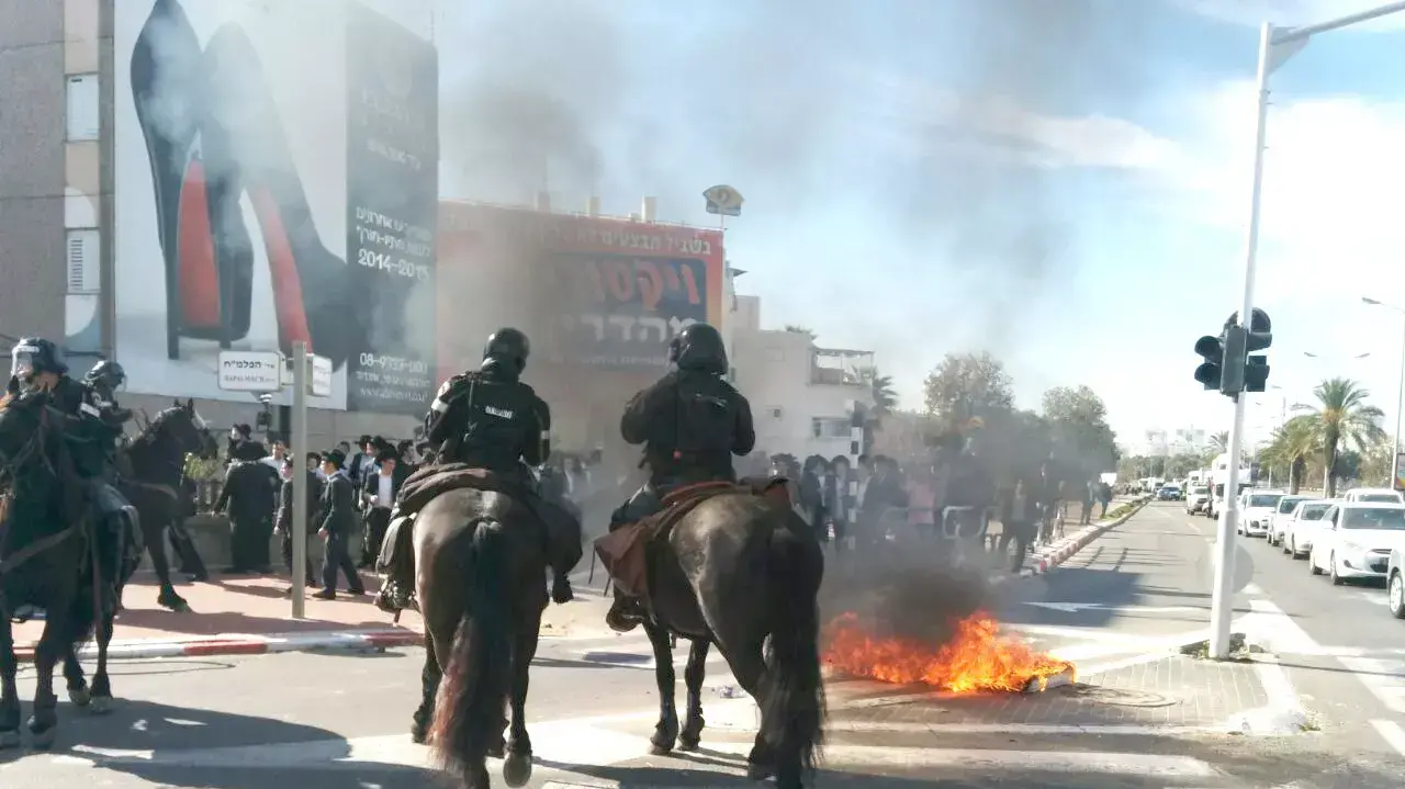 הפגנה באשדוד עקב מעצר בני ישיבה שלא התייצבו בלשכות הגיוס. פברואר 2015