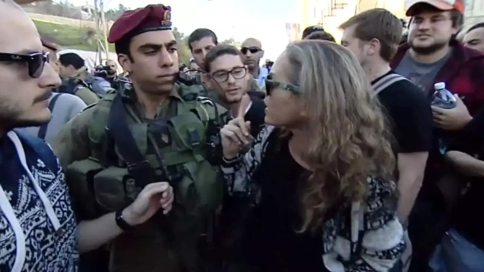 תגרה בין פעילי ימין לפעילי מרצ בחברון בעת ביקורו של נשיא המדינה ראובן ריבלין, ינואר 2015 תגרה בין פעילי ימין לפעילי מרצ בחברון בעת ביקורו של נשיא המדינה ראובן ריבלין, ינואר 2015