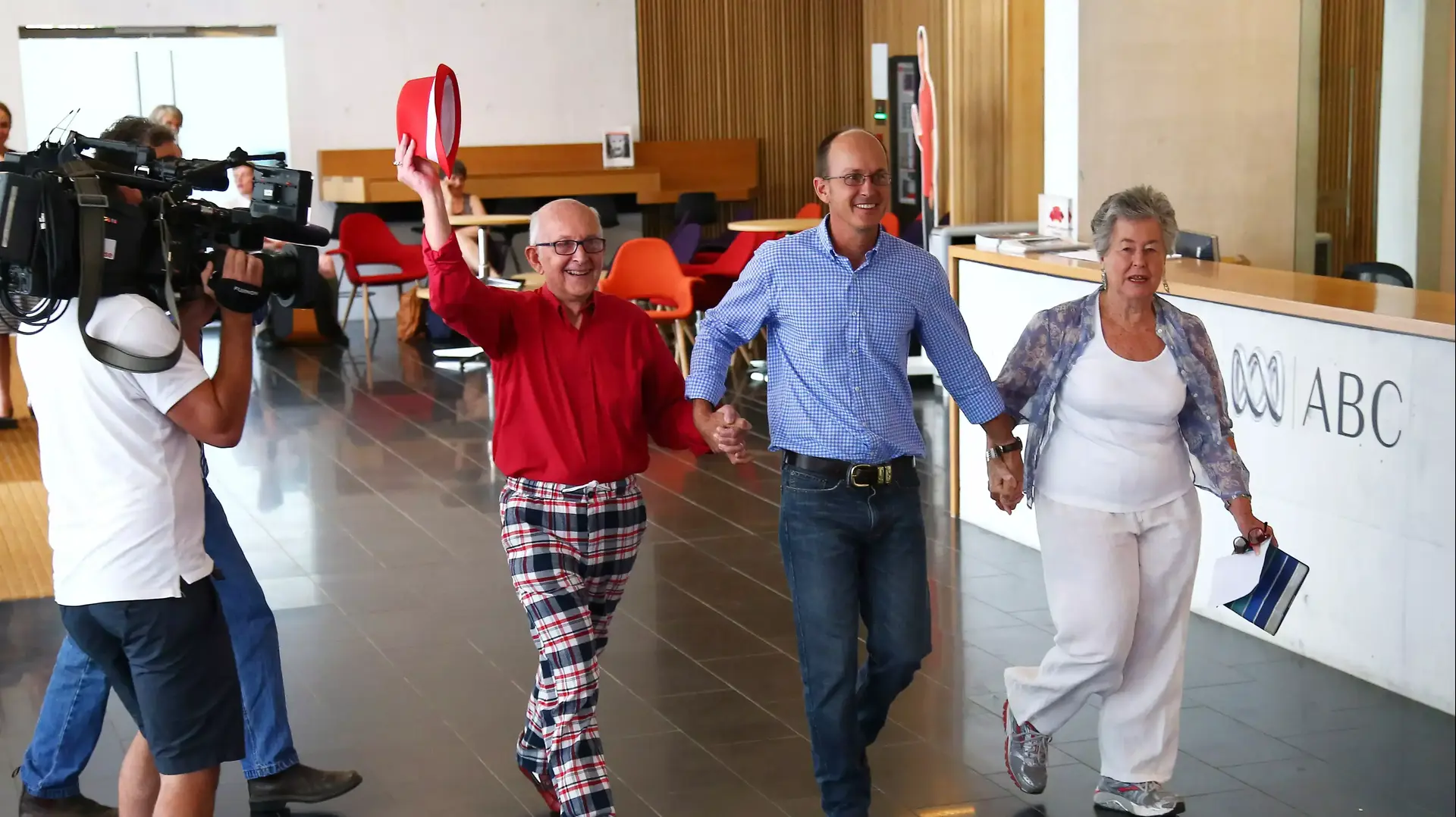 משפחתו של עיתונאי אל ג'זירה פיטר גרסט, במסיבת עיתונאים בבריסביין, אוסטרליה, לאחר שחרורו, פברואר 2015