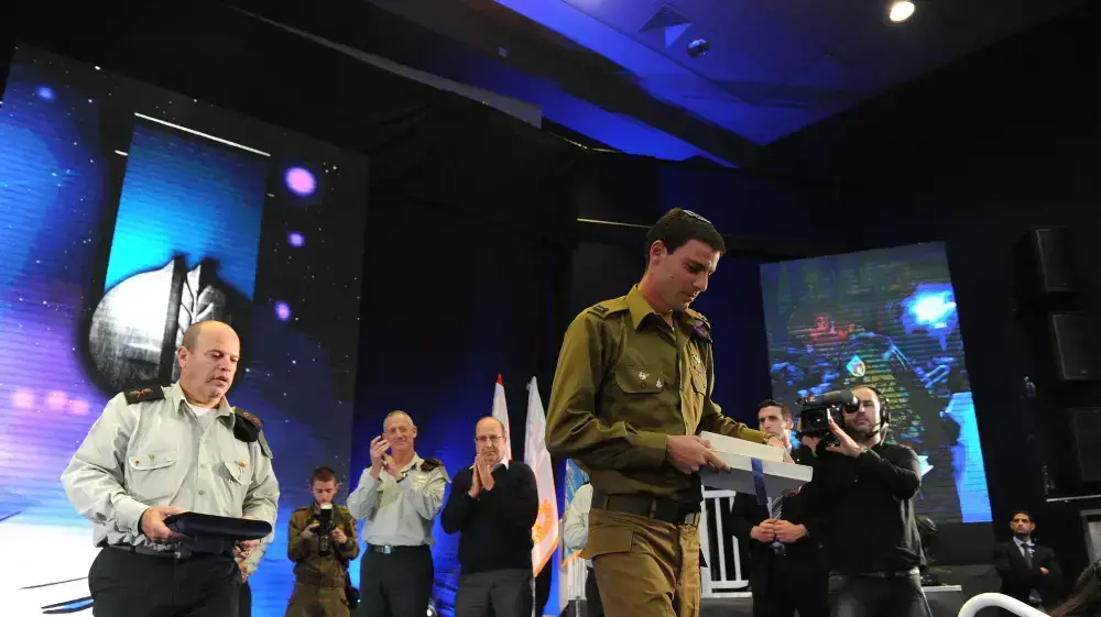 הרמטכ"ל בני גנץ ושר הביטחון משה בוגי יעלון מעניקים צל"ש לסגן איתן פונד, ינואר 2015