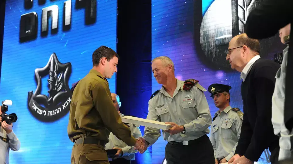 הרמטכ"ל בני גנץ ושר הביטחון משה בוגי יעלון מעניקים צל"ש לסגן איתן פונד, ינואר 2015