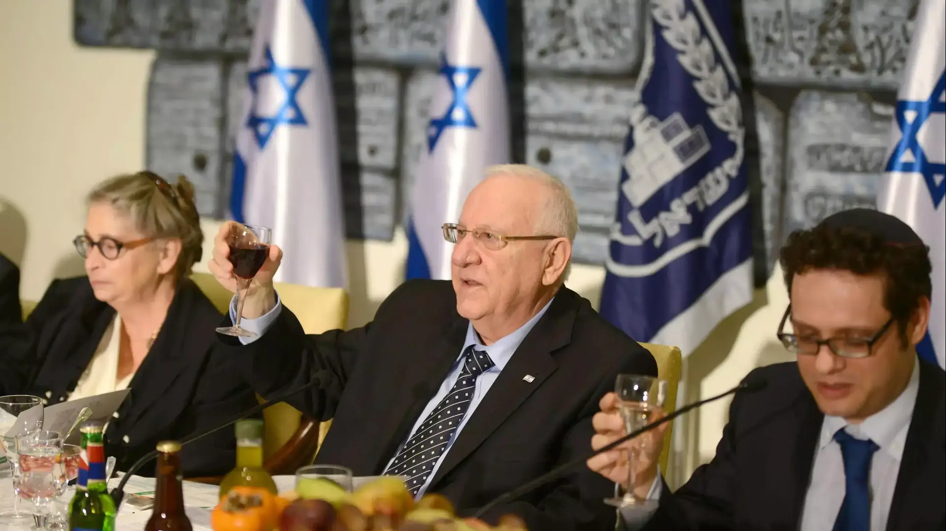 נשיא המדינה ורעייתו ערכו לראשונה במשכן נשיאי ישראל, סדר ט"ו בשבט חגיגי, פברואר 2015 נשיא המדינה ורעייתו ערכו לראשונה במשכן נשיאי ישראל, סדר ט"ו בשבט חגיגי, פברואר 2015