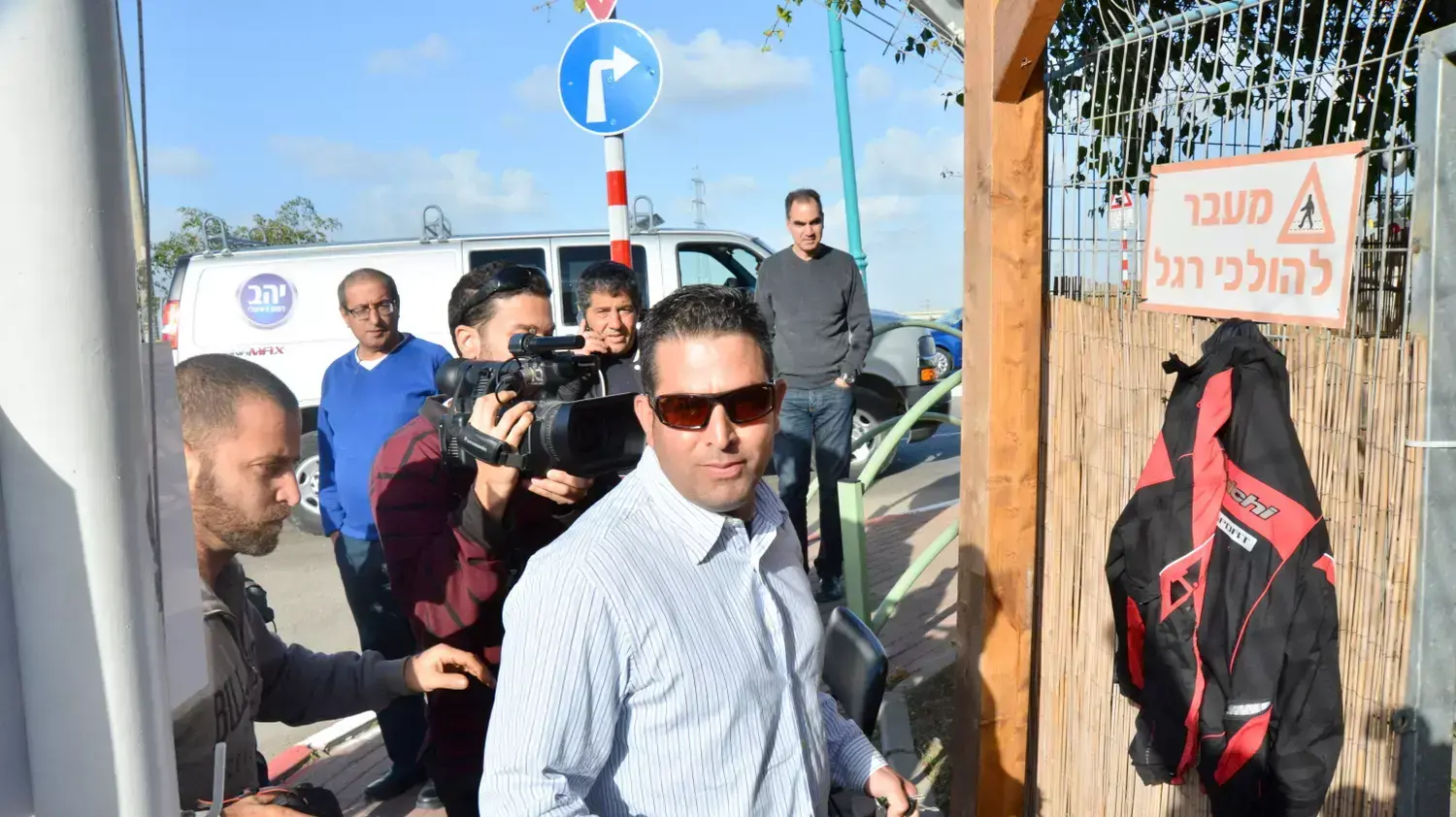 מני נפתלי אב הבית לשעבר בבית משפחת נתניהו בכניסה ללהב 433. פברואר 2015 מני נפתלי אב הבית לשעבר בבית משפחת נתניהו בכניסה ללהב 433. פברואר 2015