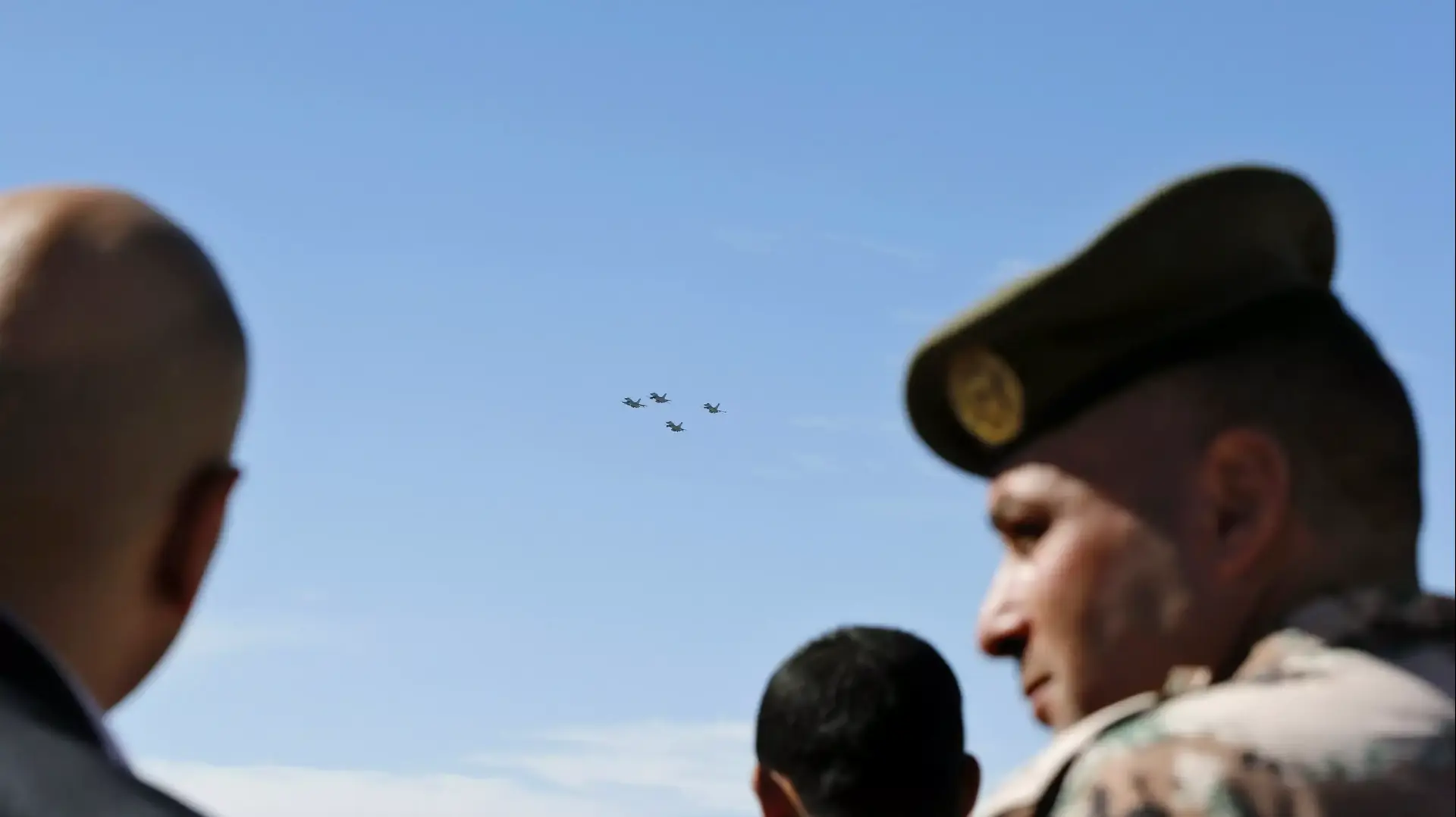 מטס כבוד של מטוסי F-16  מעל ביתו של הטייס הירדני מועאז אל-כסאסבה  כראכ, ירדן, 4 בפברואר 2015