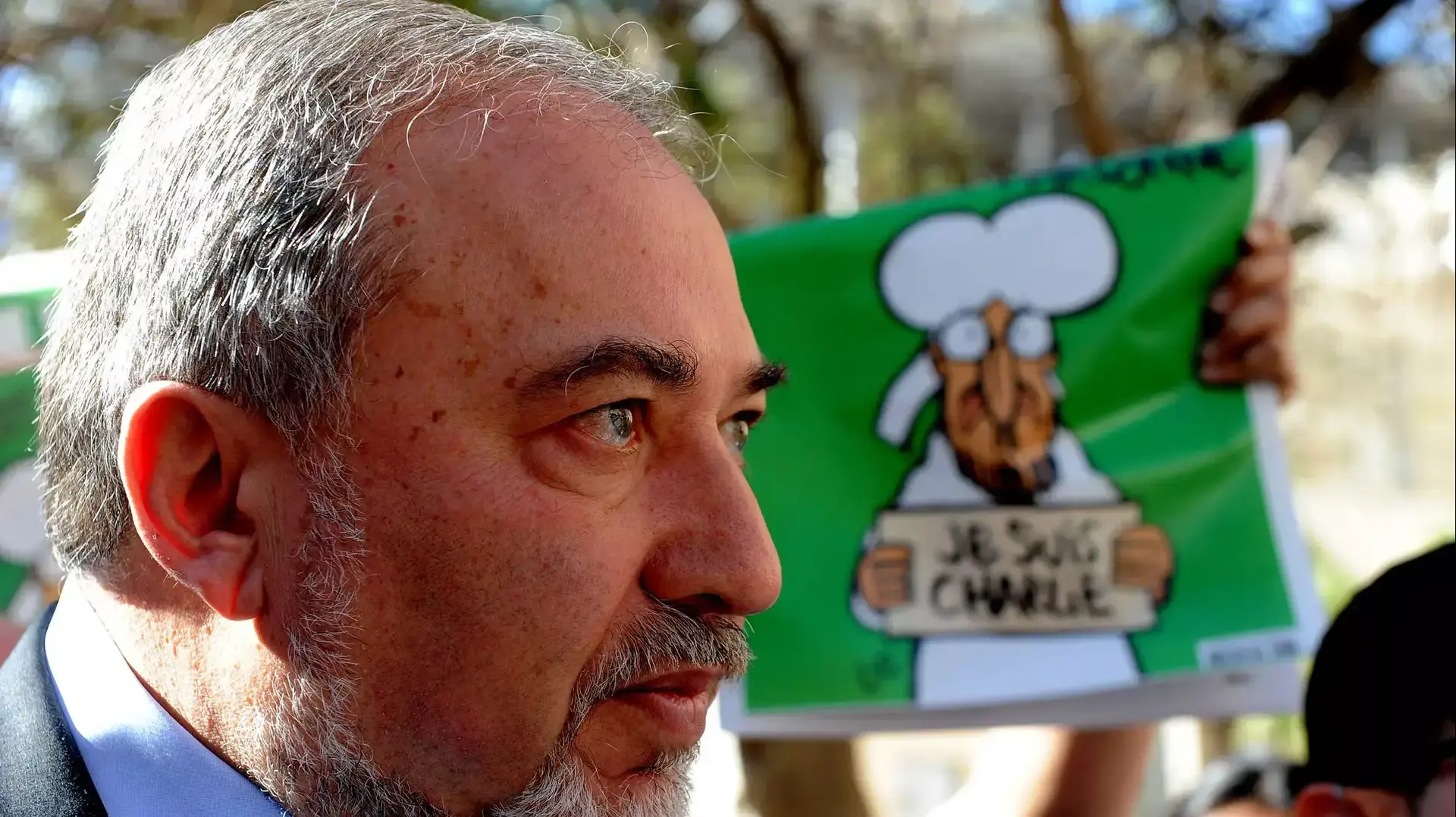 אביגדור ליברמן מחלק שארלי הבדו בתל אביב, פברואר 2015 אביגדור ליברמן מחלק שארלי הבדו בתל אביב, פברואר 2015