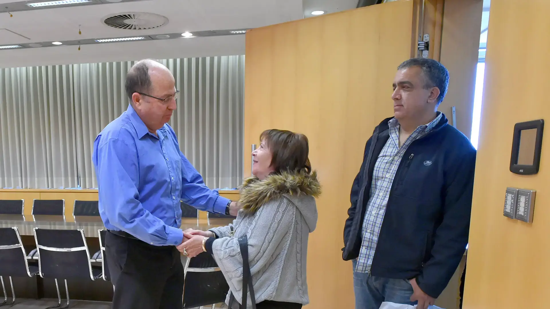 משה יעלון, בפגישתו היום עם הוריו של לוחם גולני אורון שאול ז"ל, פברואר 2015 משה יעלון, בפגישתו היום עם הוריו של לוחם גולני אורון שאול ז"ל, פברואר 2015