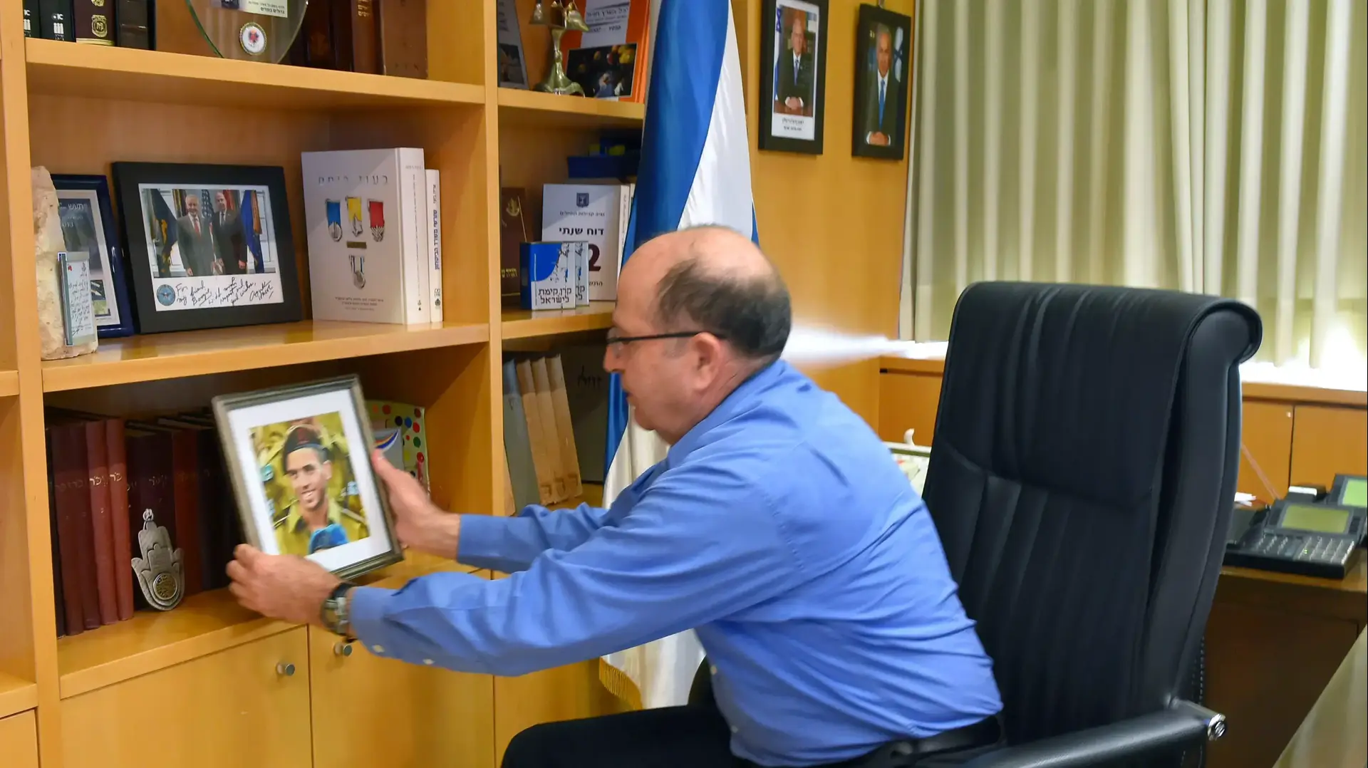משה יעלון, בפגישתו היום עם הוריו של לוחם גולני אורון שאול ז"ל, פברואר 2015 משה יעלון, בפגישתו היום עם הוריו של לוחם גולני אורון שאול ז"ל, פברואר 2015