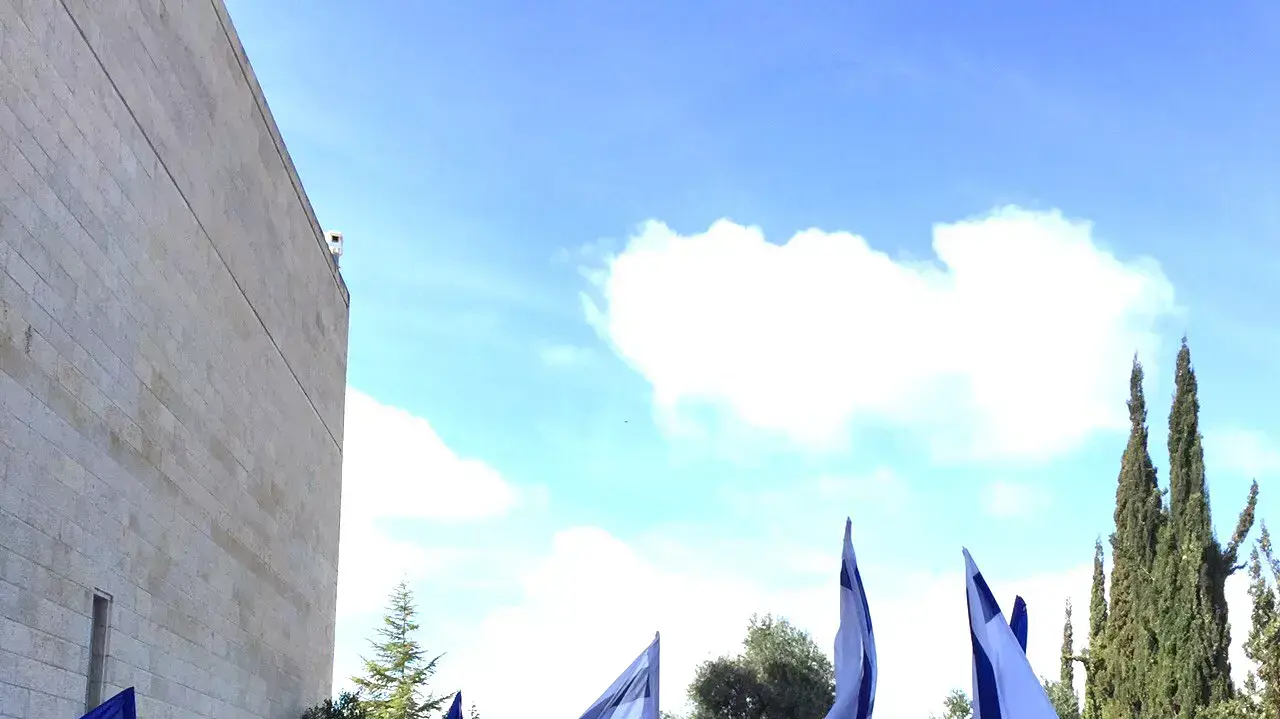 תלמידי בית הספר הריאלי בחיפה מפגינים מחוץ לבית המשפט העליון
