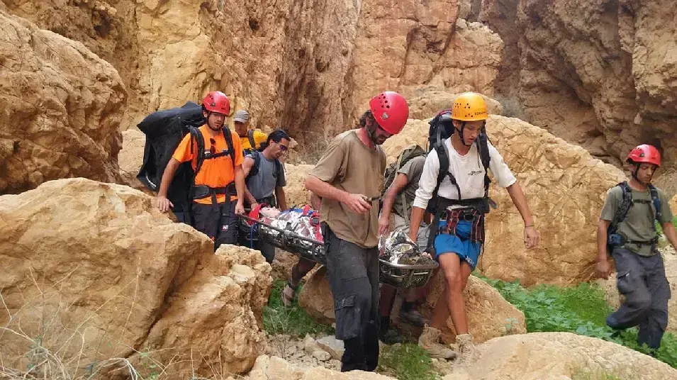 צוותי הצלה מפנים ילד בן עשר שנפל מגובה של עשרה מטרים בנחל דרגה במדבר יהודה, 06 בפברואר 2015 צוותי הצלה מפנים ילד בן עשר שנפל מגובה של עשרה מטרים בנחל דרגה במדבר יהודה, 06 בפברואר 2015