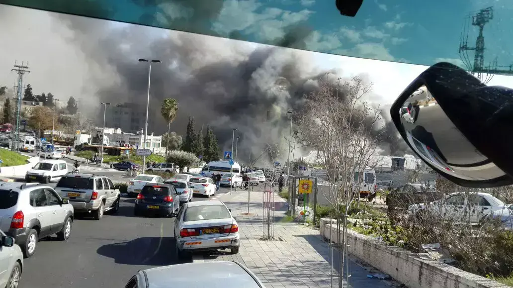 עשרות צוותי כיבוי מנסים להשתלט על שריפה במחסן במזרח ירושלים, פברואר 2015