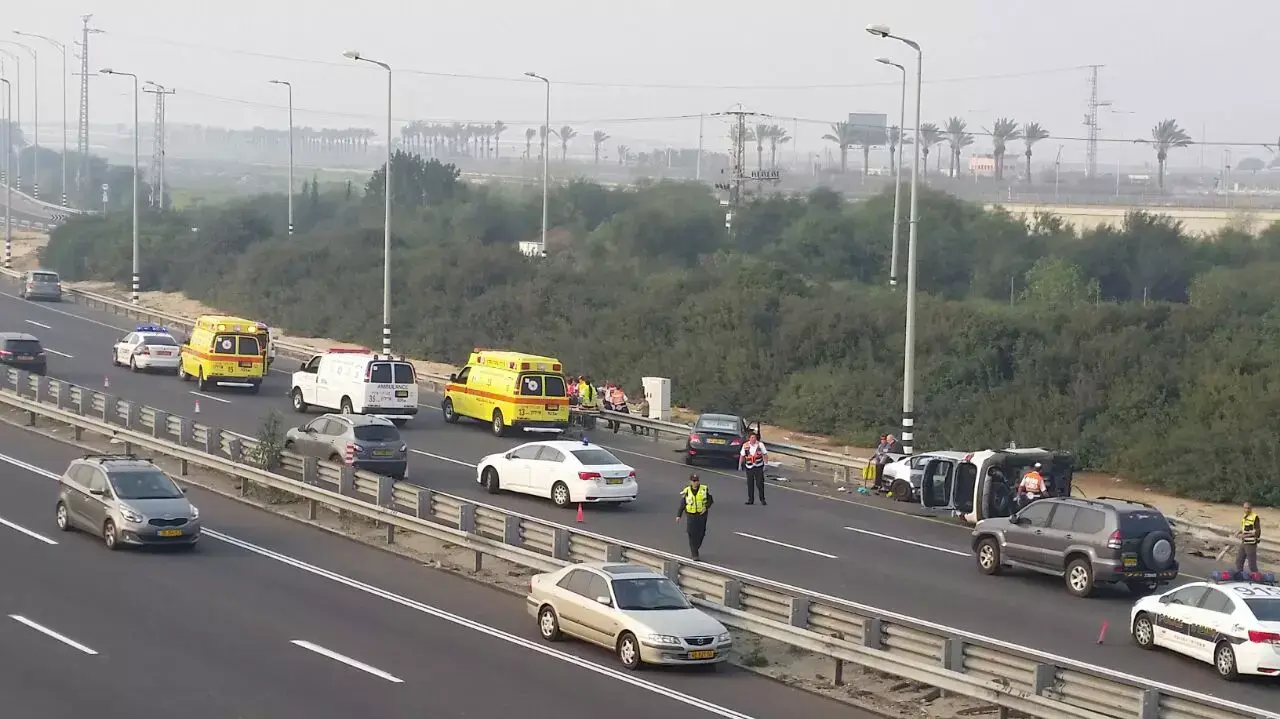 תאונת דרכים בכביש 1, סמוך למחלף בן-גוריון שליד נתב"ג, 14 נפגעים תאונת דרכים בכביש 1, סמוך למחלף בן-גוריון שליד נתב"ג, 14 נפגעים