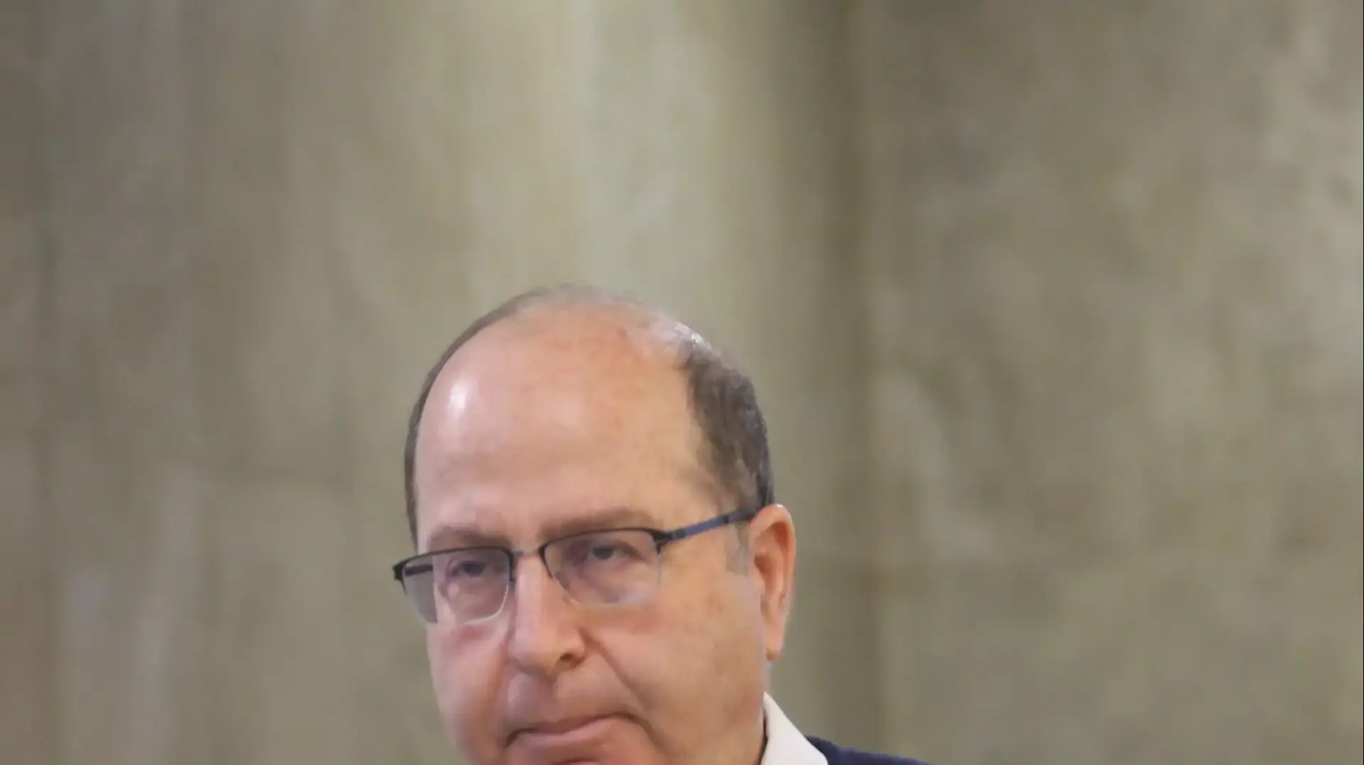 שר הביטחון משה בוגי יעלון בישיבת הממשלה, פברואר 2015