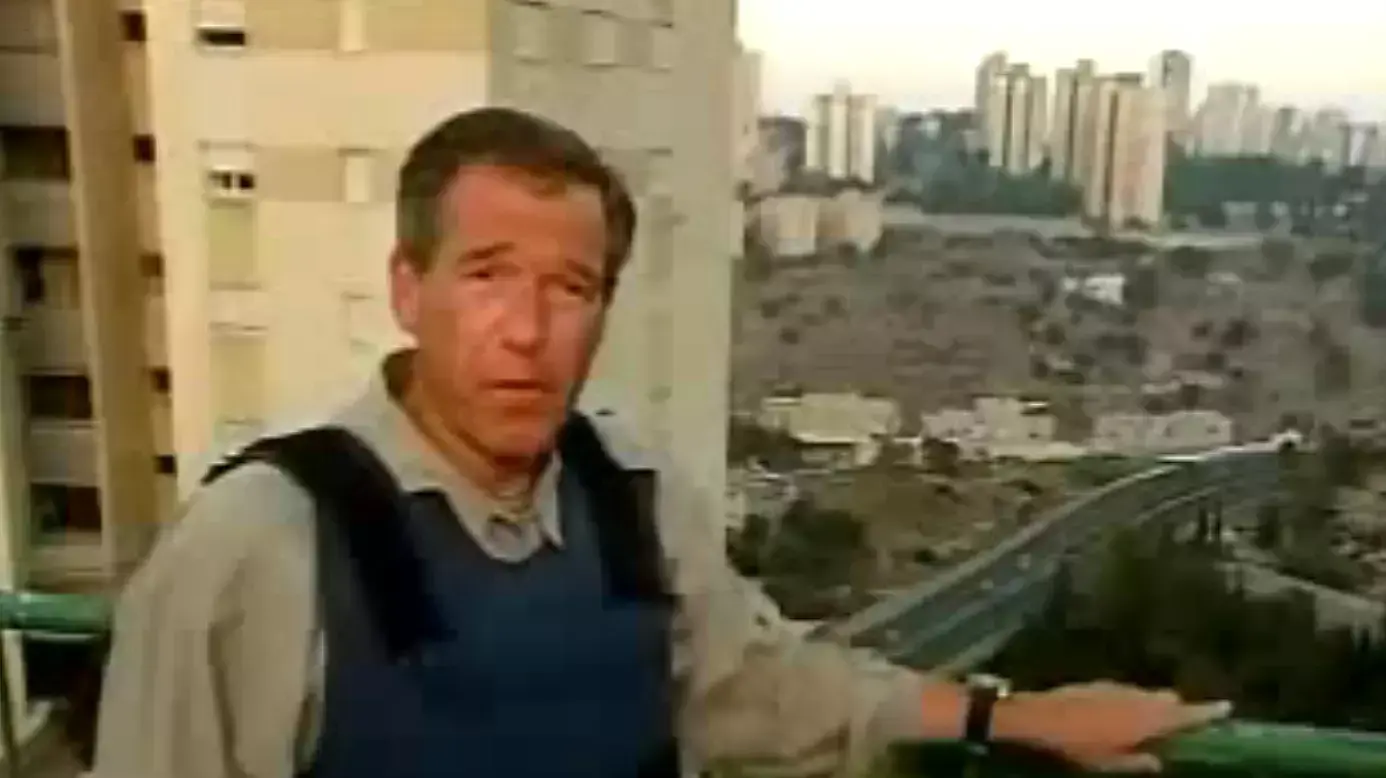 בראיין וויליאמס  מגיש NBC  מדווח מאזור הגבול במהלך מלחמת לבנון השנייה 2006