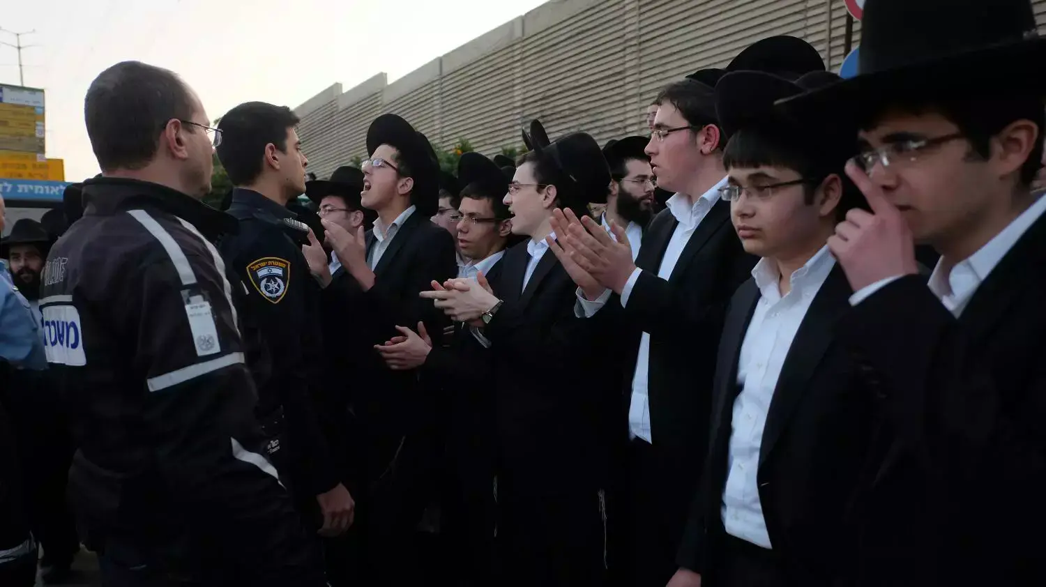 הפגנה של חרדים בעקבות מעצרם של תלמידי ישיבה במחלף גהה, פברואר 2015 הפגנה של חרדים בעקבות מעצרם של תלמידי ישיבה במחלף גהה, פברואר 2015