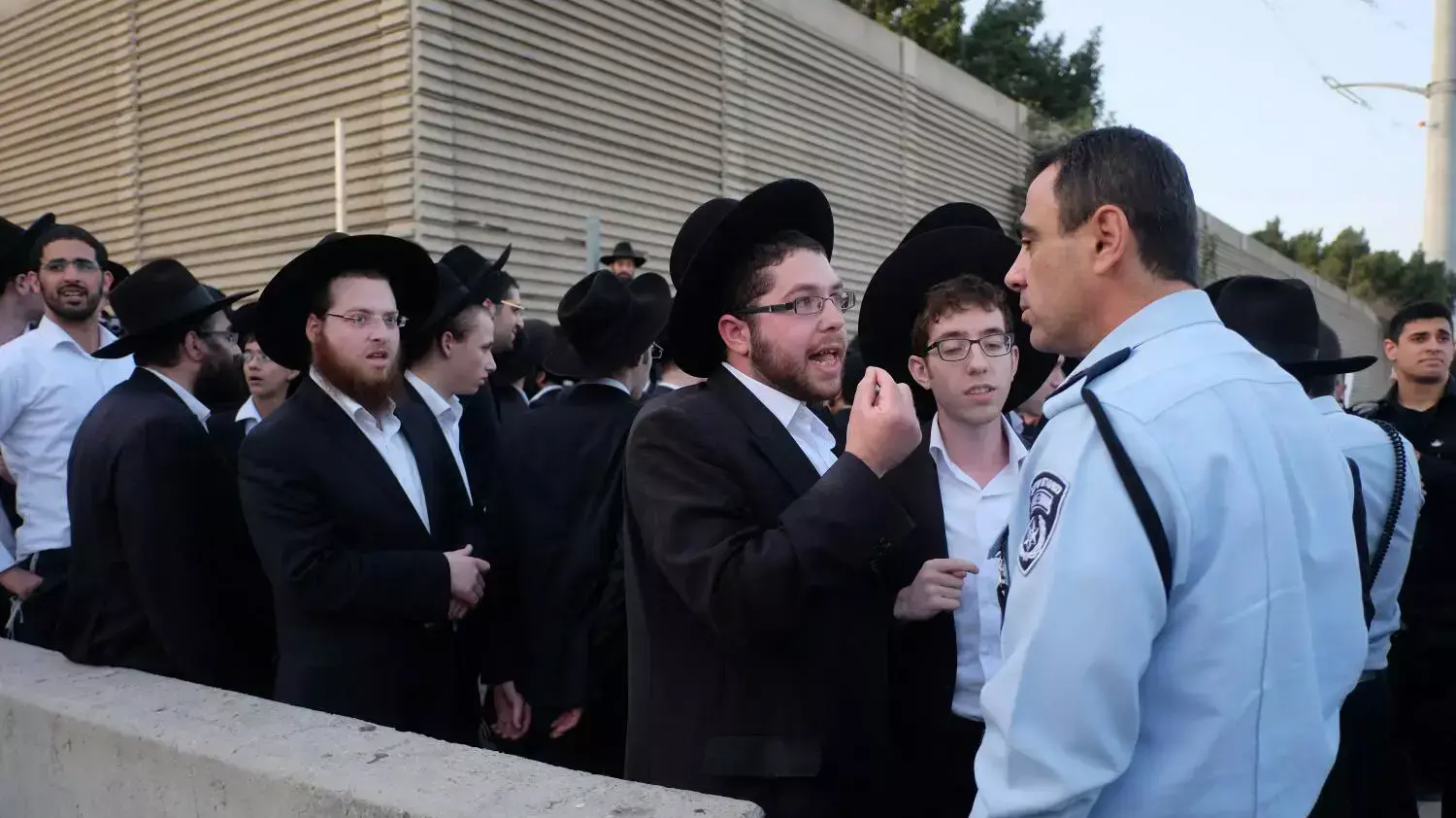 הפגנה של חרדים בעקבות מעצרם של תלמידי ישיבה במחלף גהה, פברואר 2015 הפגנה של חרדים בעקבות מעצרם של תלמידי ישיבה במחלף גהה, פברואר 2015