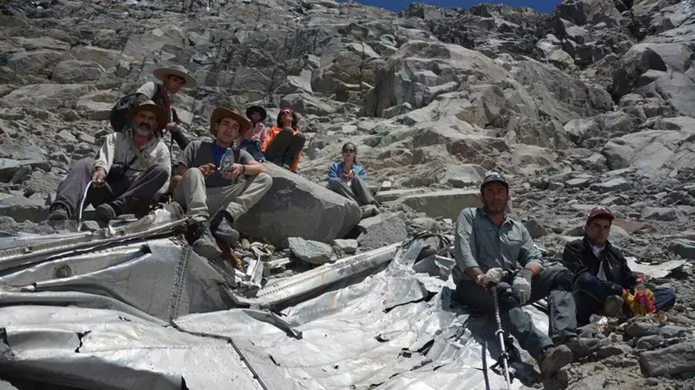 מטפסי הרים בצ'ילה עם הריסות של מטוס שהתרסק לפני יותר מ-50 שנה בהרי האנדים, ינואר 2015