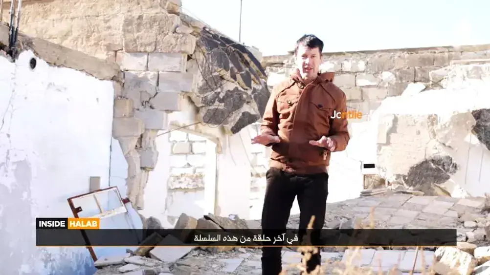 העיתונאי הבריטי ג'ון קנטלי בסרטון של דאעש בעיר חאלב, סוריה, 09 בפברואר 2015 העיתונאי הבריטי ג'ון קנטלי בסרטון של דאעש בעיר חאלב, סוריה, 09 בפברואר 2015