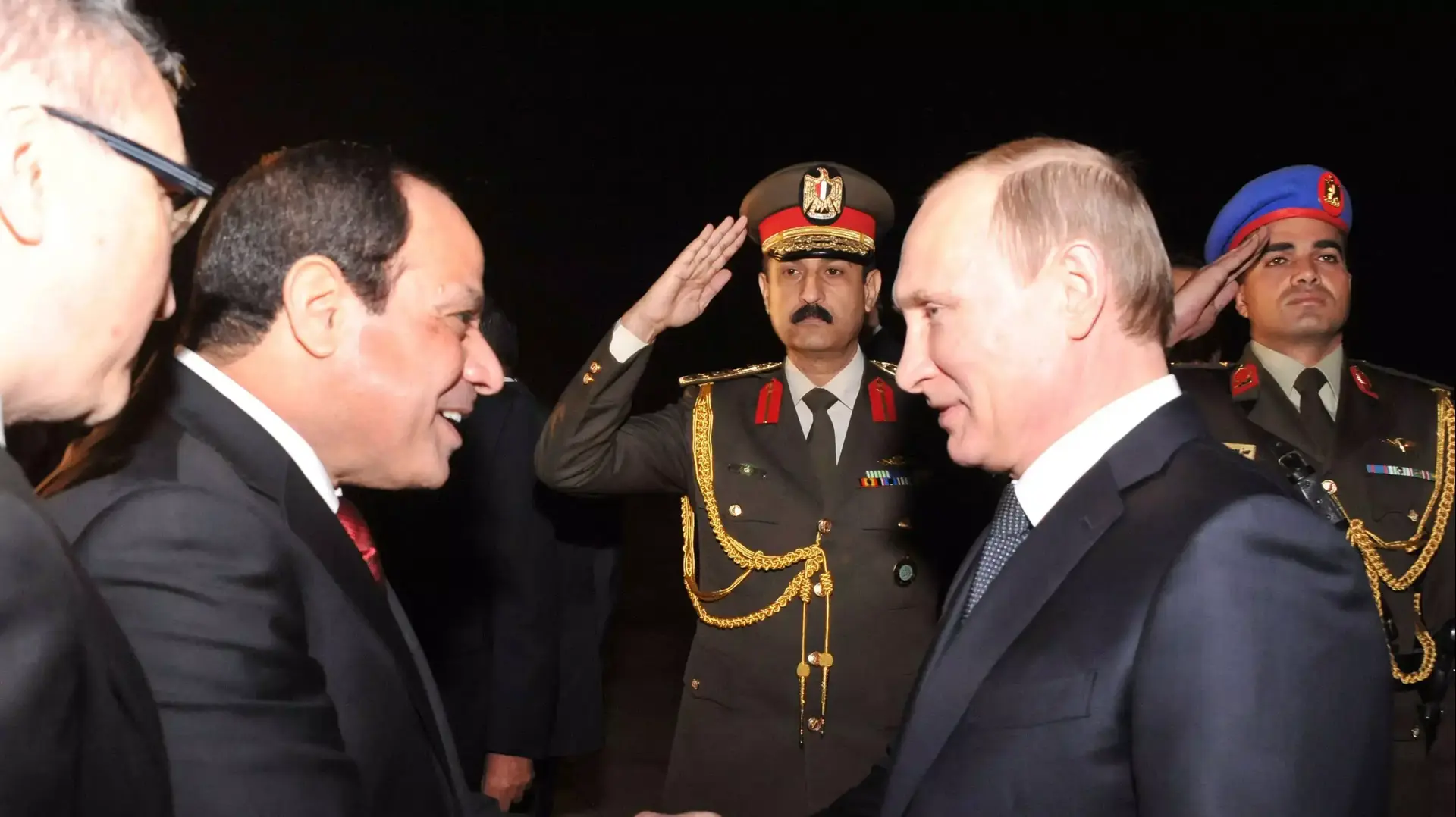 נשיא רוסיה ולדימיר פוטין נפגש עם נשיא מצרים עבד אל-פתאח א-סיסי בשדה התעופה בקהיר, 09 בפברואר 2015 נשיא רוסיה ולדימיר פוטין נפגש עם נשיא מצרים עבד אל-פתאח א-סיסי בשדה התעופה בקהיר, 09 בפברואר 2015