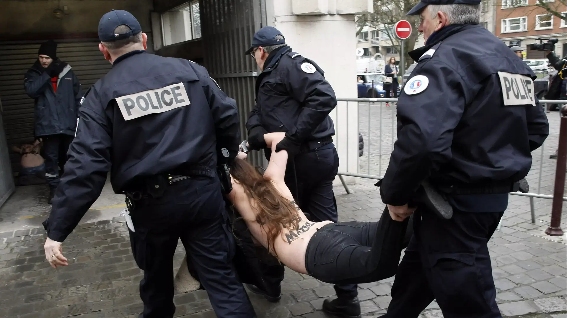 מפגינות FEMEN במשפטו של דומיניק סטרוס-קאהן  ליל, צרפת, 10 בפברואר 2015