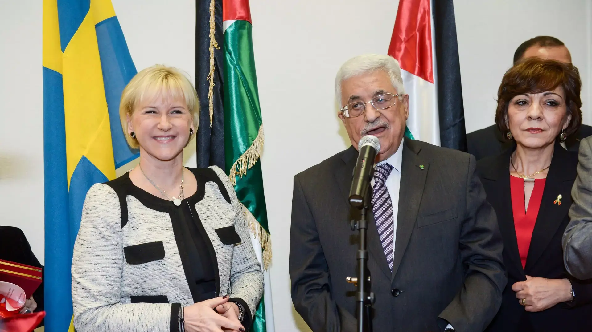 יו"ר הרשות הפלסטינית אבו מאזן עם שרת החוץ של שוודיה מרגוט וולסטרום בטקס לשדרוג מעמד הנציגות הפלסטינית במדינה, 10 בפברואר 2015 יו"ר הרשות הפלסטינית אבו מאזן עם שרת החוץ של שוודיה מרגוט וולסטרום בטקס לשדרוג מעמד הנציגות הפלסטינית במדינה, 10 בפברואר 2015