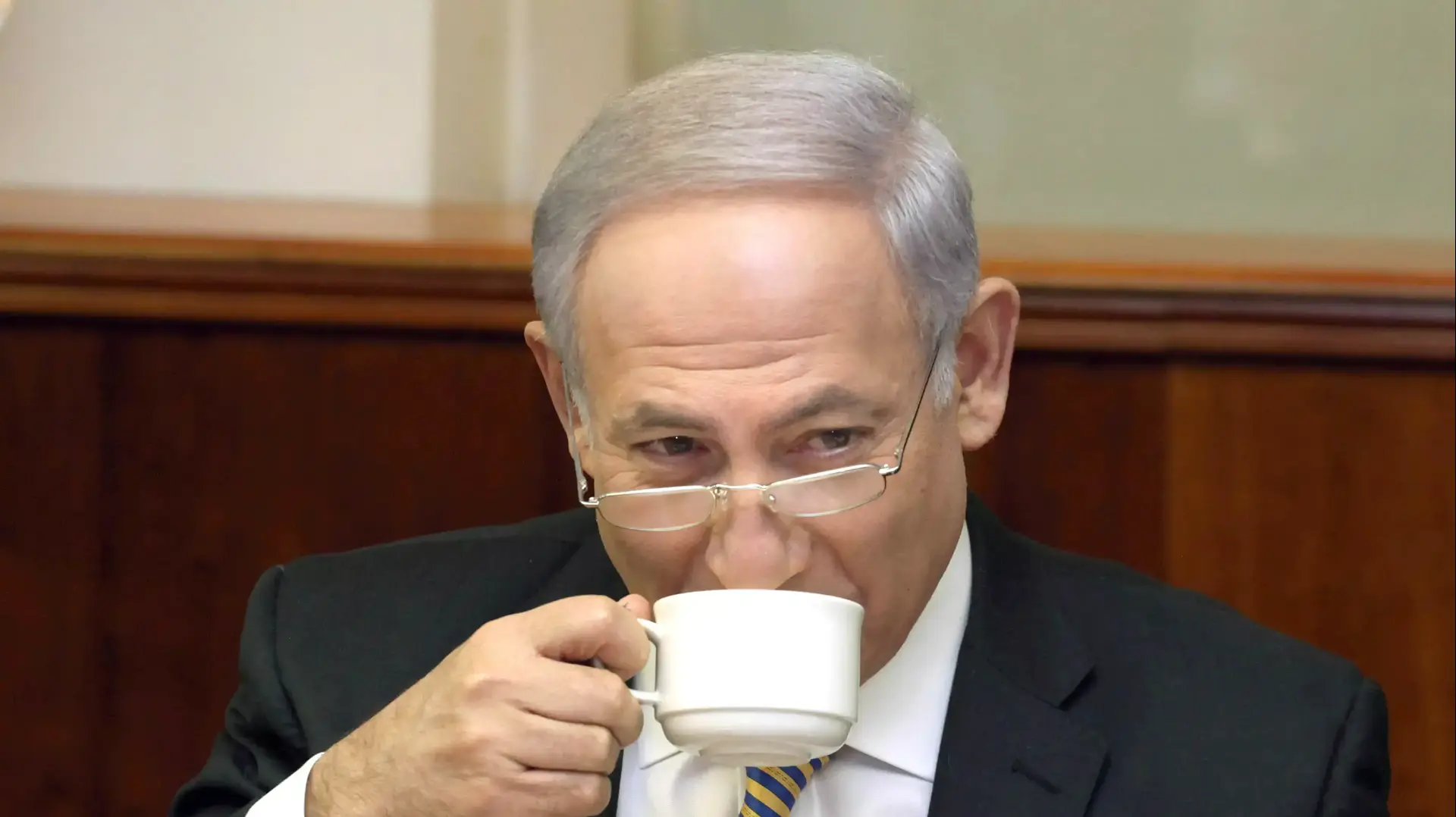 ראש הממשלה בנימין נתניהו שותה קפה בישיבת הממשלה, 2010 ראש הממשלה בנימין נתניהו שותה קפה בישיבת הממשלה, 2010