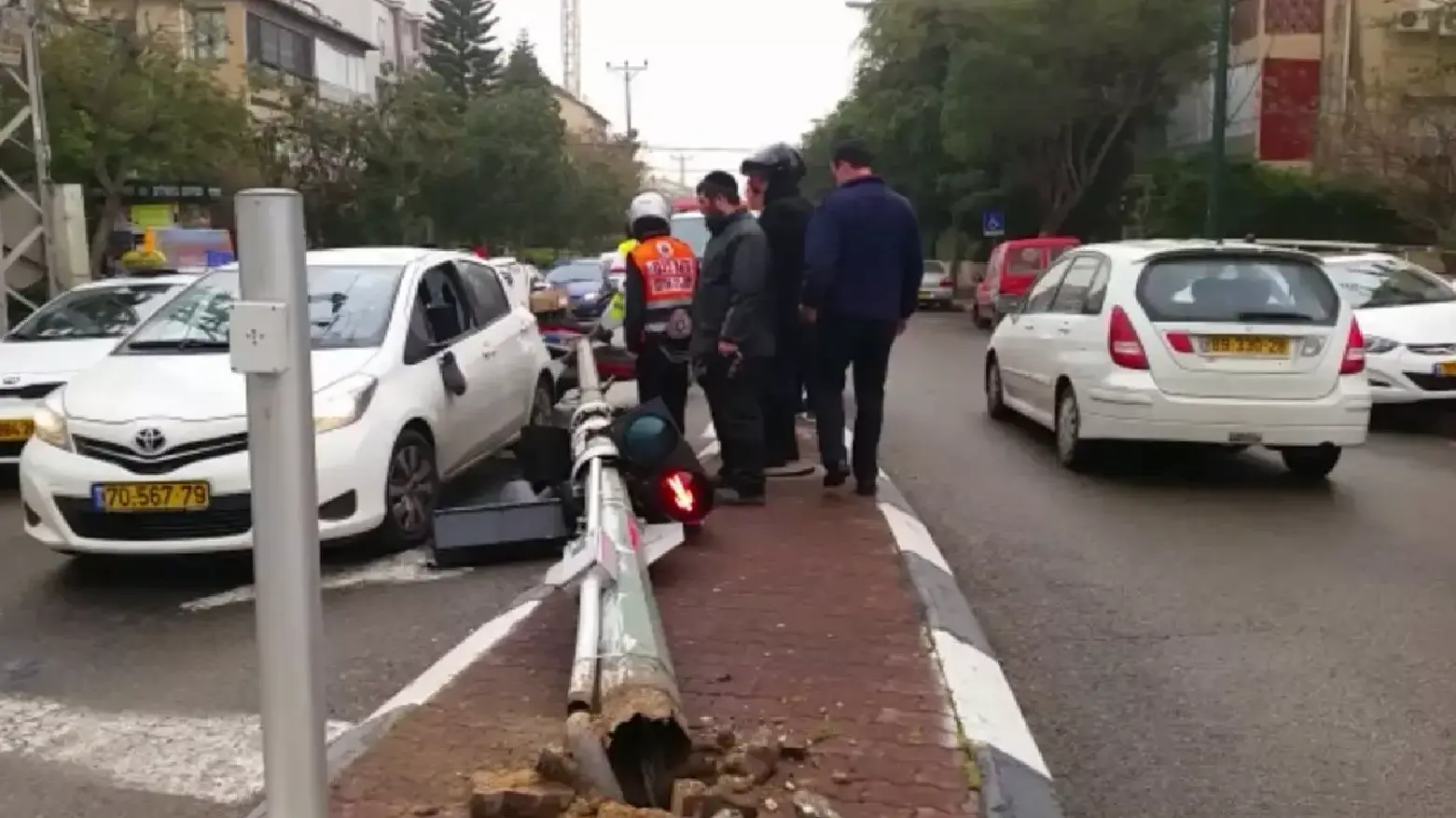 עמוד תאורה שנעקר מהרוח, נפל ופגע ברכב, ברח' ציון פינת בן גוריון ברמת-גן.פברואר 2015 עמוד תאורה שנעקר מהרוח, נפל ופגע ברכב, ברח' ציון פינת בן גוריון ברמת-גן.פברואר 2015
