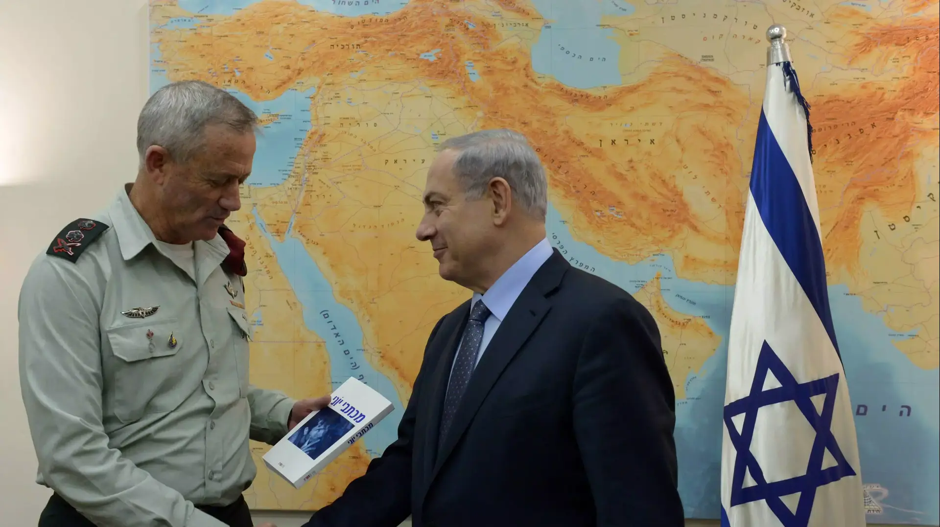 ראש הממשלה בנימין נתניהו נפגש הערב בלשכת ראש הממשלה בקריה בתל-אביב עם הרמטכ"ל רא"ל בני גנץ לקראת סיום תפקידו של הרמטכ"ל , פברואר 2015 ראש הממשלה בנימין נתניהו נפגש הערב בלשכת ראש הממשלה בקריה בתל-אביב עם הרמטכ"ל רא"ל בני גנץ לקראת סיום תפקידו של הרמטכ"ל , פברואר 2015