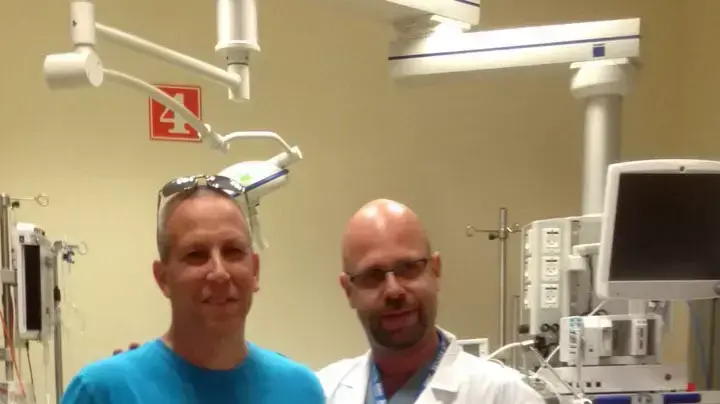 גדי ירקוני, שנפצע קשה ברגליו במהלך מבצע 'צוק איתן', במפגש מרגש עם ד"ר עמית פרנקל בסורוקה, פברואר 2015
