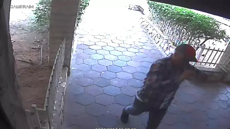 צילום מתוך מצלמות אבטחה של עבריין מין החשוד בתקיפה של ילדות בראשון לציון צילום מתוך מצלמות אבטחה של עבריין מין החשוד בתקיפה של ילדות בראשון לציון