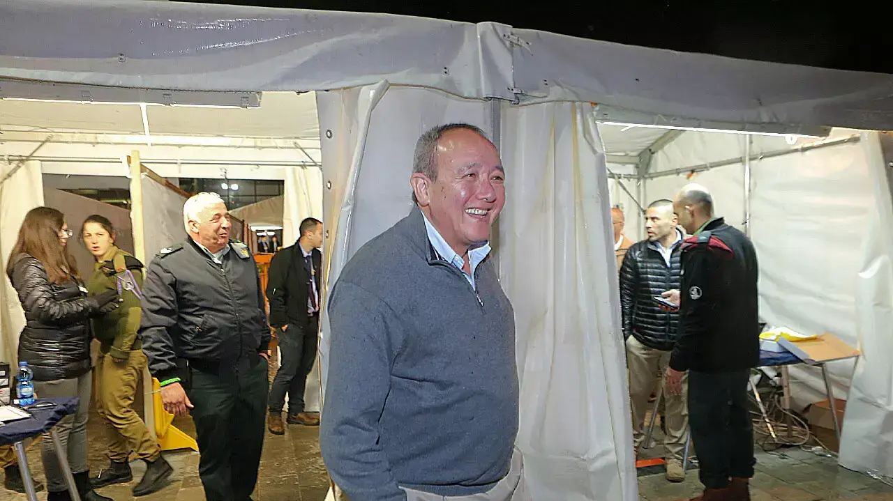 אליעזר צייני מרום, מפקד חיל הים לשעבר, מגיע לפרידה מבני גנץ בדרייב אין בתל אביב. פברואר 2015 אליעזר צייני מרום, מפקד חיל הים לשעבר, מגיע לפרידה מבני גנץ בדרייב אין בתל אביב. פברואר 2015