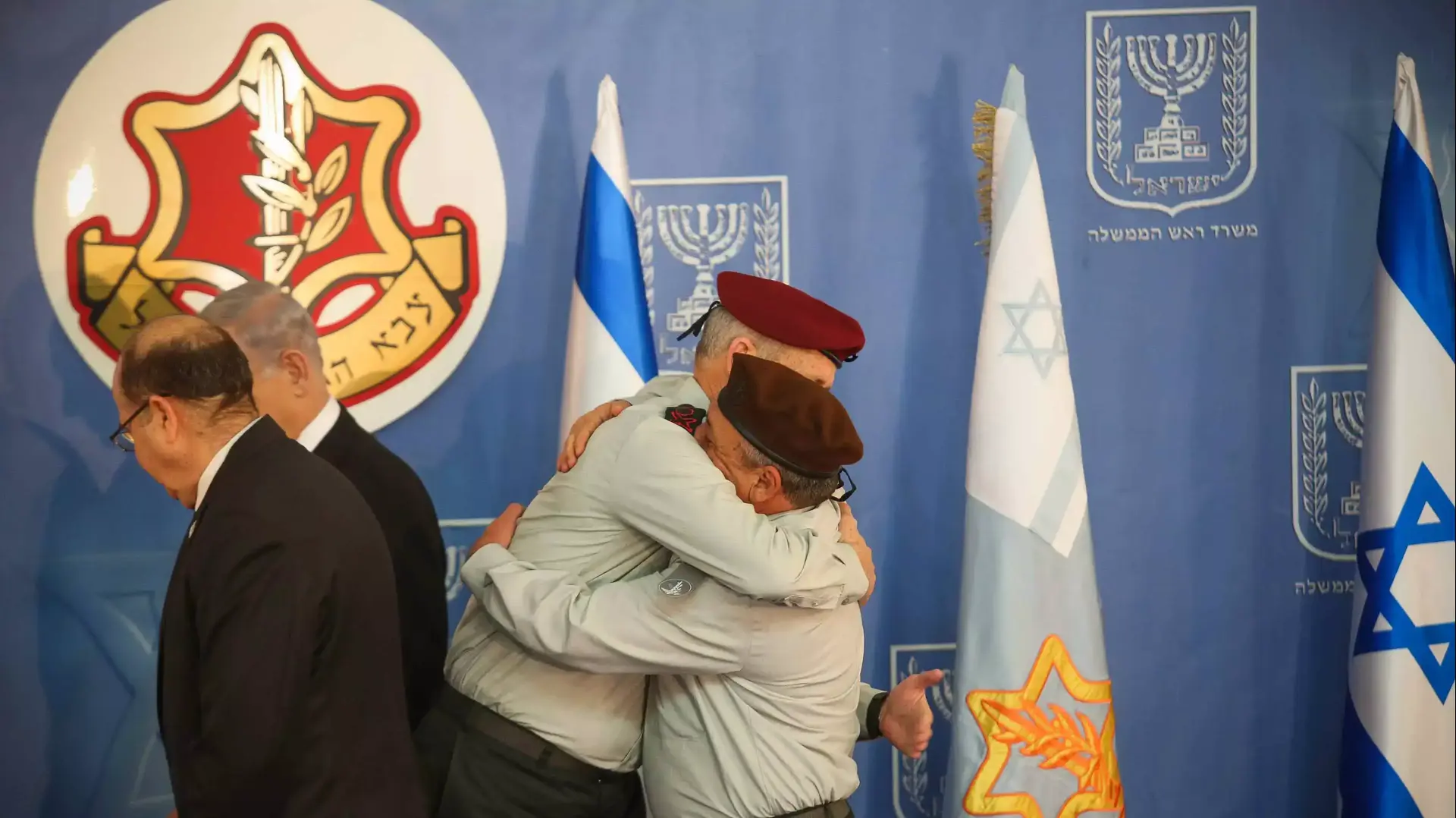 הרמטכ"ל היוצא בני גנץ והרמטכ"ל הנכנס גדי אייזנקוט, פברואר 2015 הרמטכ"ל היוצא בני גנץ והרמטכ"ל הנכנס גדי אייזנקוט, פברואר 2015