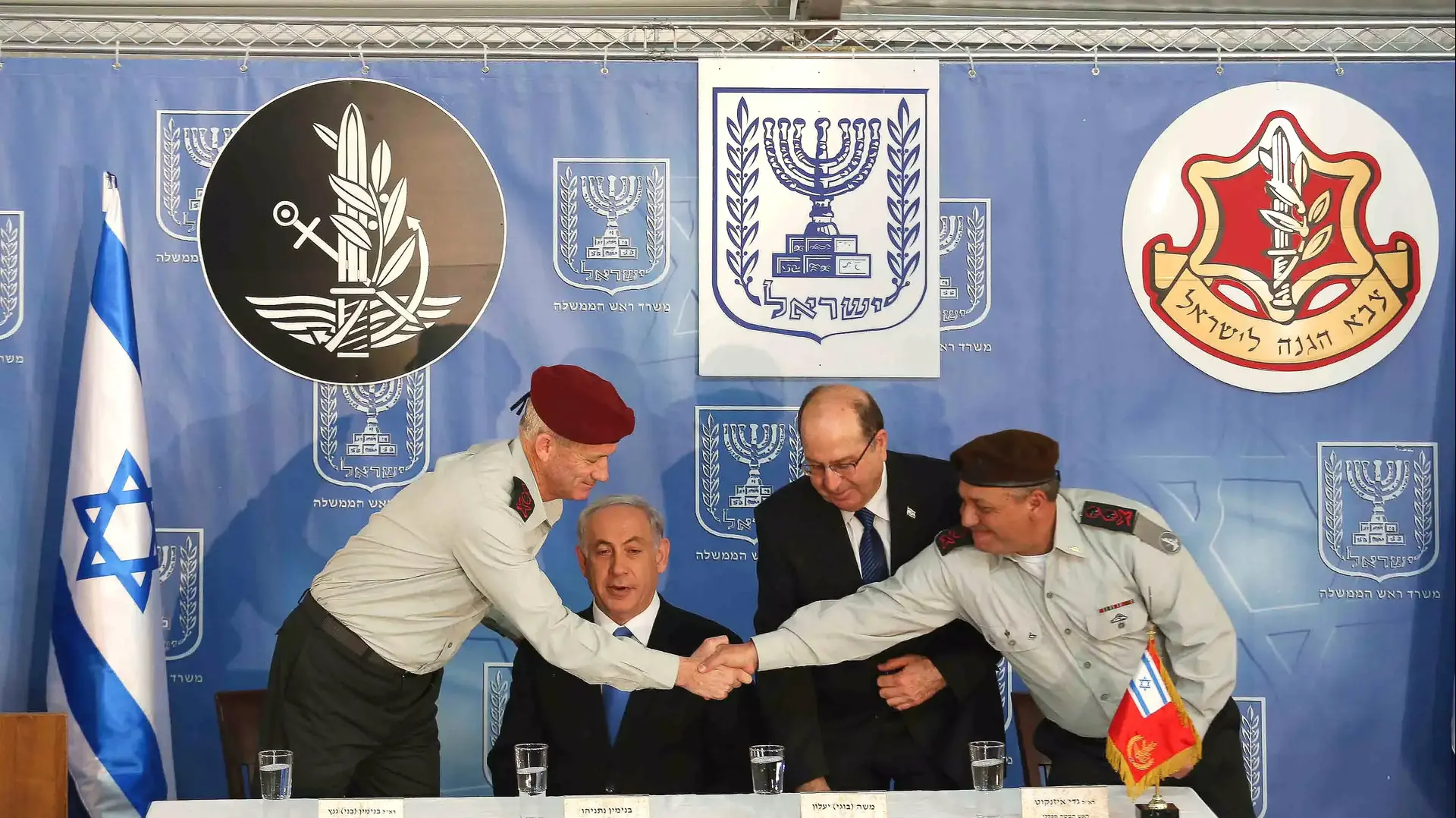 רוה"מ נתניהו, השר יעלון והרמטכ"ל היוצא גנץ בטקס הענקת דרגה לרמטכ"ל הנכנס גדי אייזנקוט, פברואר 2015 רוה"מ נתניהו, השר יעלון והרמטכ"ל היוצא גנץ בטקס הענקת דרגה לרמטכ"ל הנכנס גדי אייזנקוט, פברואר 2015
