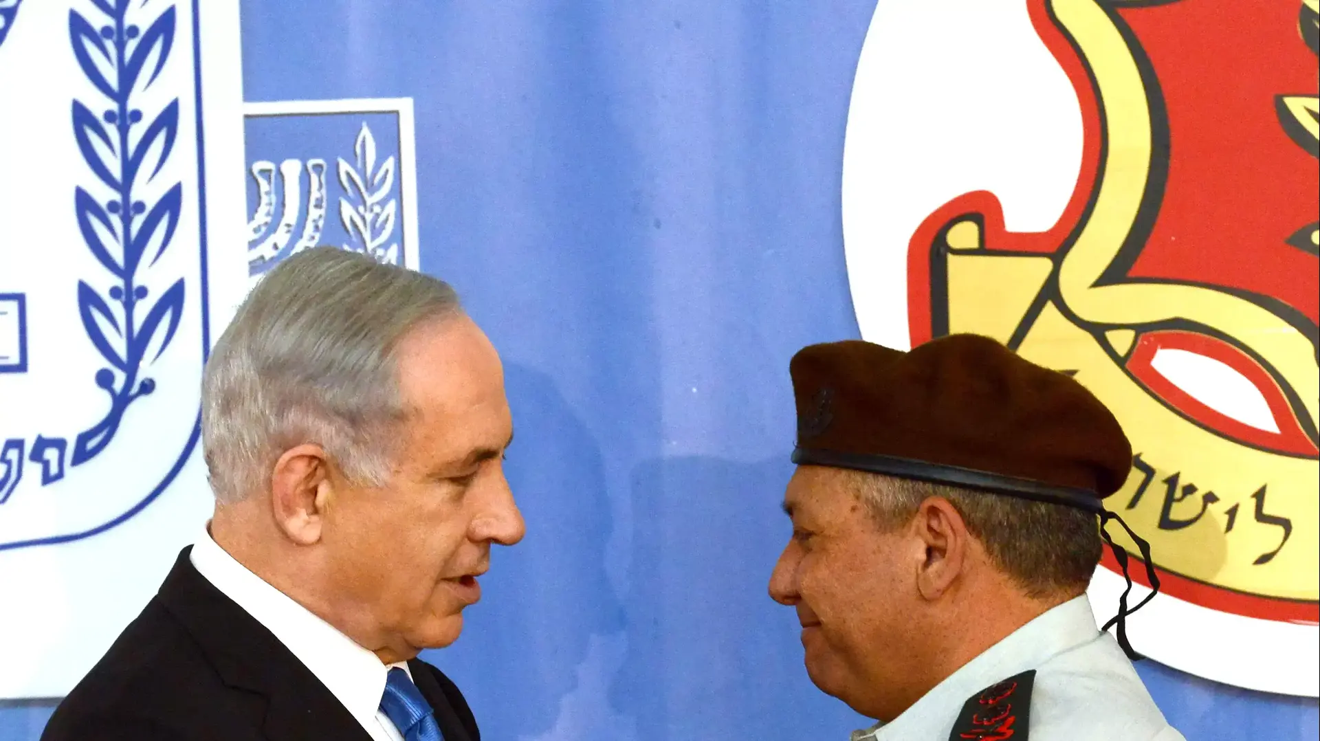 רוה"מ נתניהו מעניק דרגה לרמטכ"ל הנכנס גדי אייזנקוט, פברואר 2015 רוה"מ נתניהו מעניק דרגה לרמטכ"ל הנכנס גדי אייזנקוט, פברואר 2015