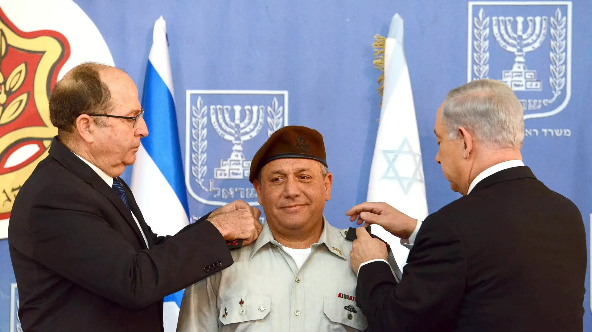 רוה"מ נתניהו, השר יעלון והרמטכ"ל בטקס הענקת  דרגה לרמטכ"ל הנכנס גדי אייזנקוט, פברואר 2015