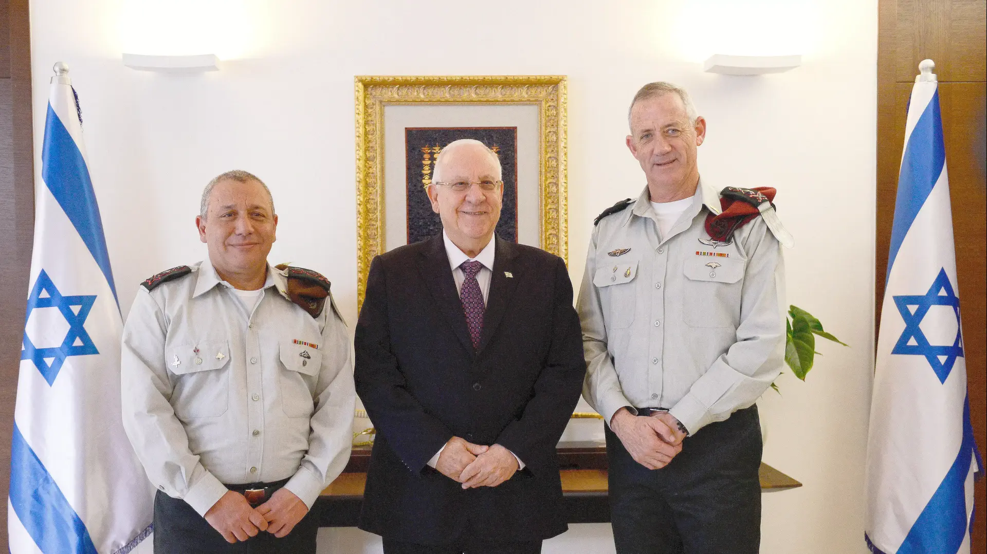 נשיא המדינה ראובן ריבלין עם הרמטכ"ל הנכנס גדי אייזנקוט והרמטכ"ל היוצא בני גנץ, פברואר 2015 נשיא המדינה ראובן ריבלין עם הרמטכ"ל הנכנס גדי אייזנקוט והרמטכ"ל היוצא בני גנץ, פברואר 2015