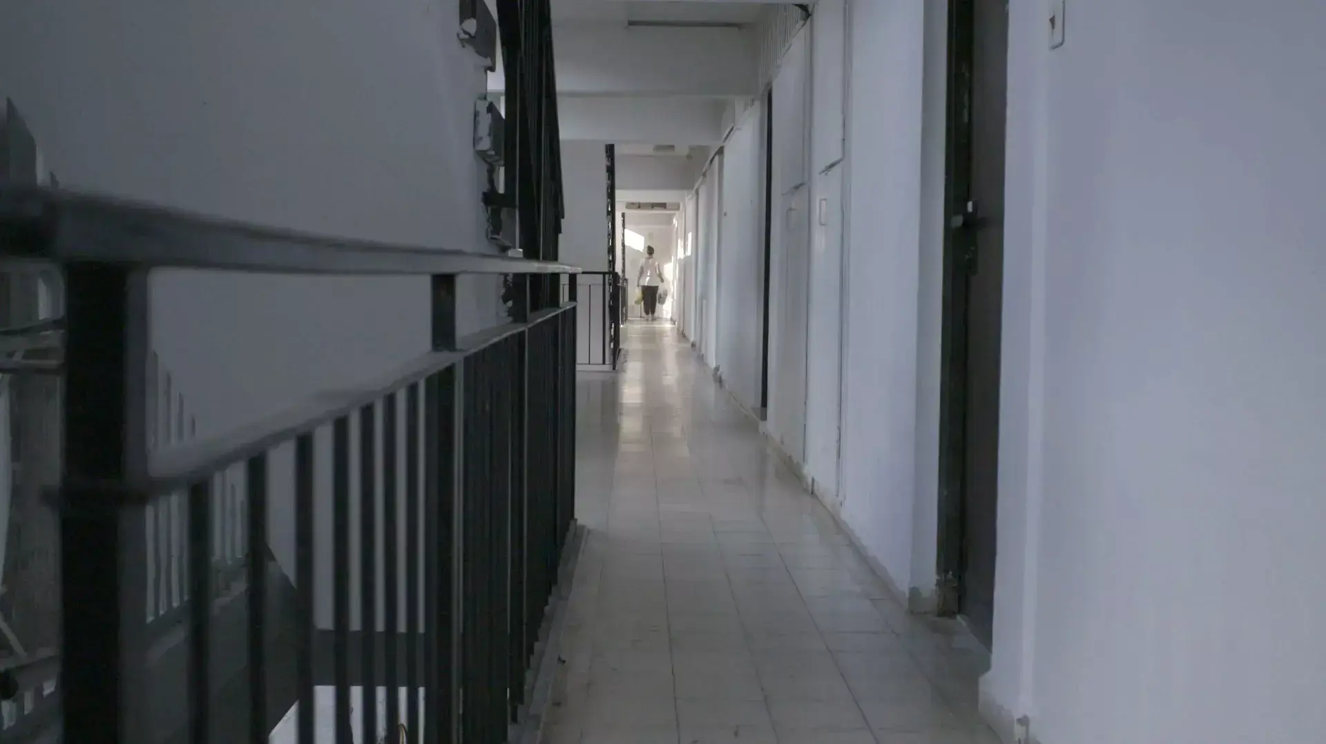 בניין אחד ו-40 אנשים רוקדים בניין אחד ו-40 אנשים רוקדים