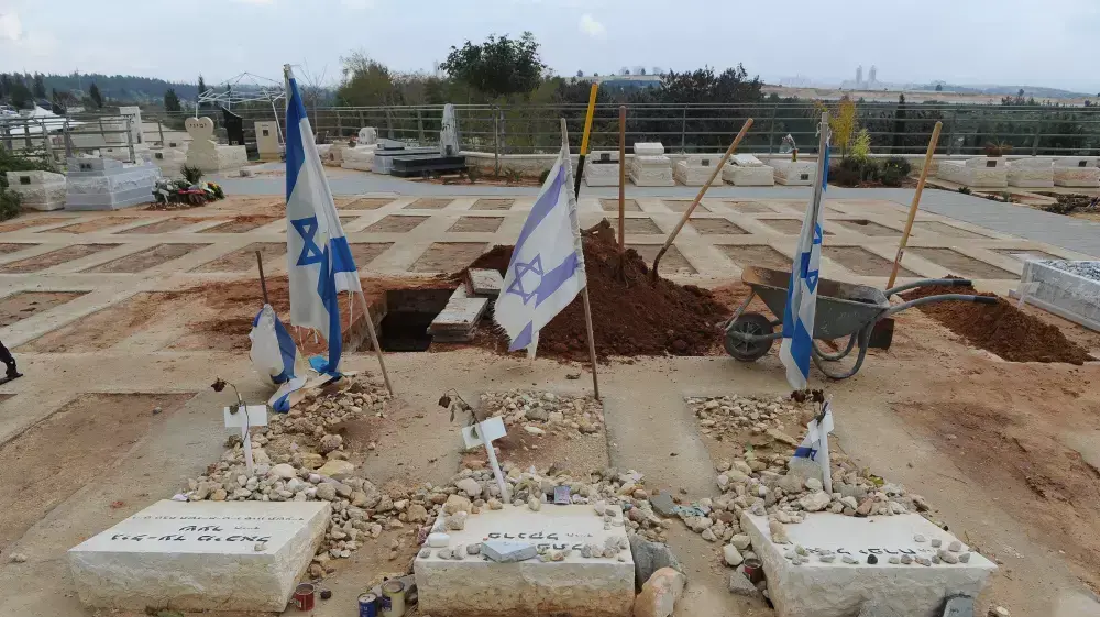 חלקת הקבר של אורי אורבך לפני הלווייתו, בית העלמין מודיעין. פברואר 2015 חלקת הקבר של אורי אורבך לפני הלווייתו, בית העלמין מודיעין. פברואר 2015