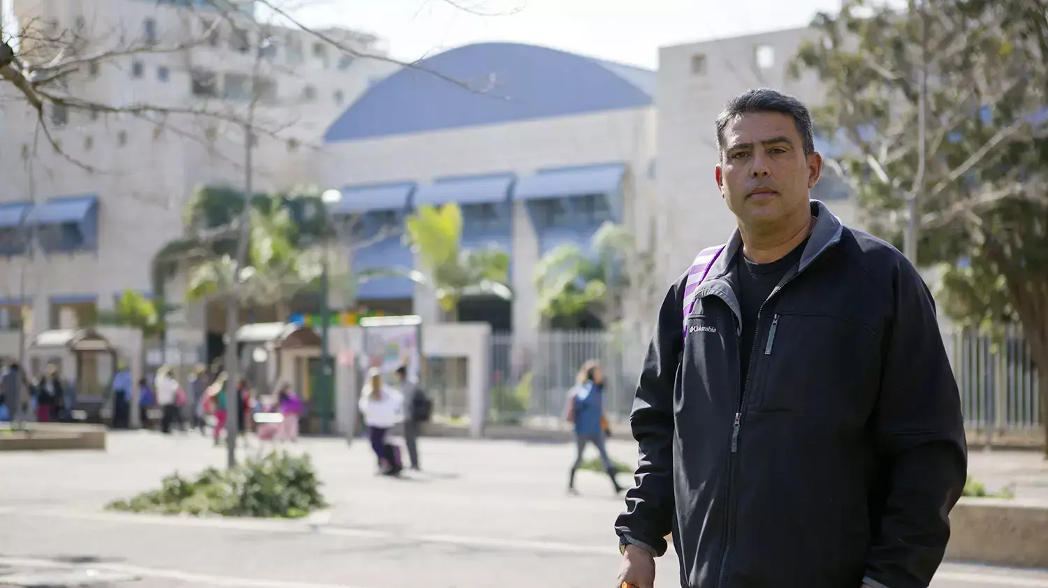 חיים חיון בבי"ס אביב בו נהרג ילד מנפילת עמוד כדורסל, תל אביב. פברואר 2015 חיים חיון בבי"ס אביב בו נהרג ילד מנפילת עמוד כדורסל, תל אביב. פברואר 2015