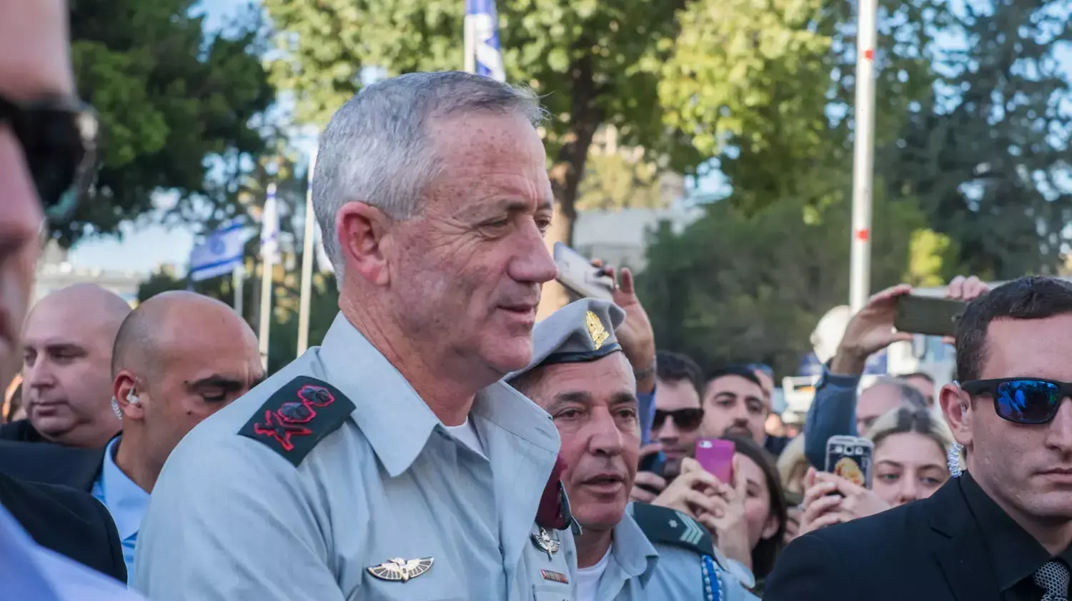 בני גנץ יוצא מהקריה לאחר טקס חילופי רמטכ"לים. פברואר 2015 בני גנץ יוצא מהקריה לאחר טקס חילופי רמטכ"לים. פברואר 2015