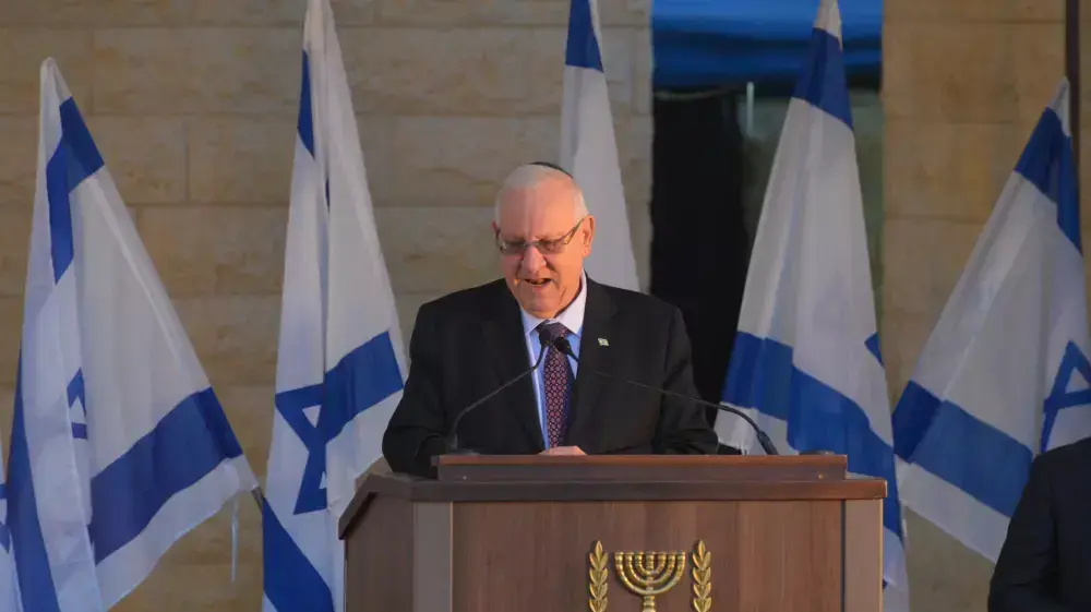 נשיא המדינה ראובן ריבלין בהלווייתו של אורי אורבך, בית העלמין מודיעין, פברואר 2015 נשיא המדינה ראובן ריבלין בהלווייתו של אורי אורבך, בית העלמין מודיעין, פברואר 2015