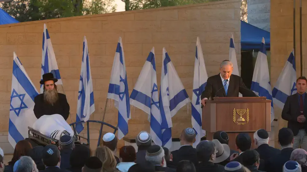ראש הממשלה בנימין נתניהו בהלווייתו של אורי אורבך, בית העלמין מודיעין, פברואר 2015 ראש הממשלה בנימין נתניהו בהלווייתו של אורי אורבך, בית העלמין מודיעין, פברואר 2015