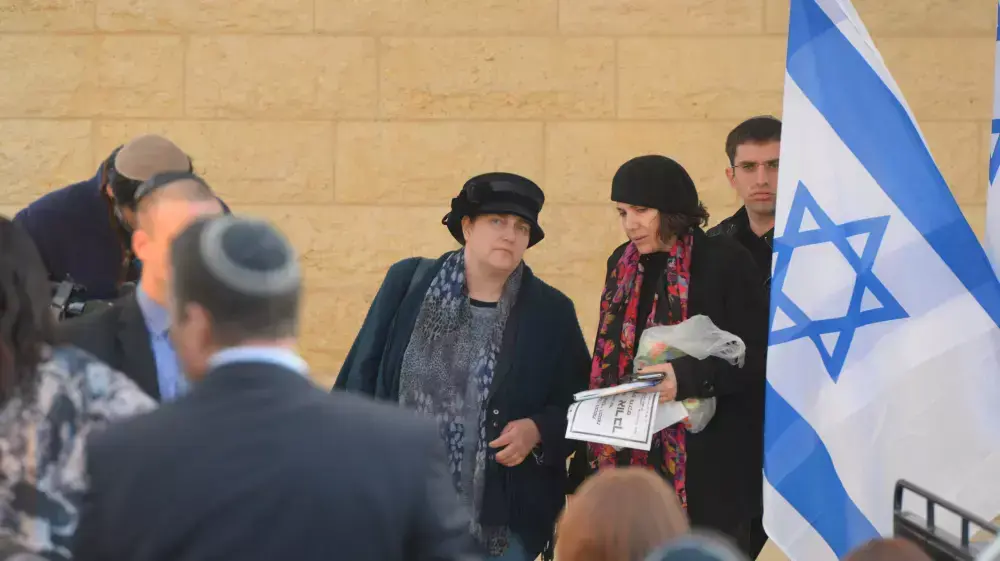מיכל רעייתו של אורי אורבך בהלווייתו בבית העלמין מודיעין. פברואר 2015 מיכל רעייתו של אורי אורבך בהלווייתו בבית העלמין מודיעין. פברואר 2015