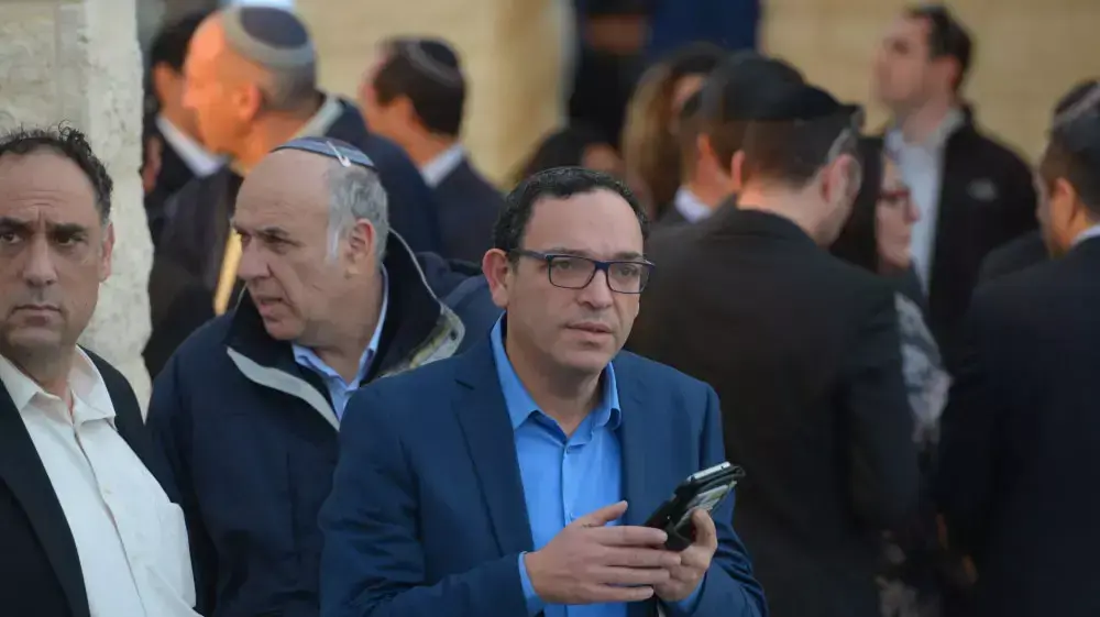 שי פירון בהלווייתו של אורי אורבך. פברואר 2015 שי פירון בהלווייתו של אורי אורבך. פברואר 2015