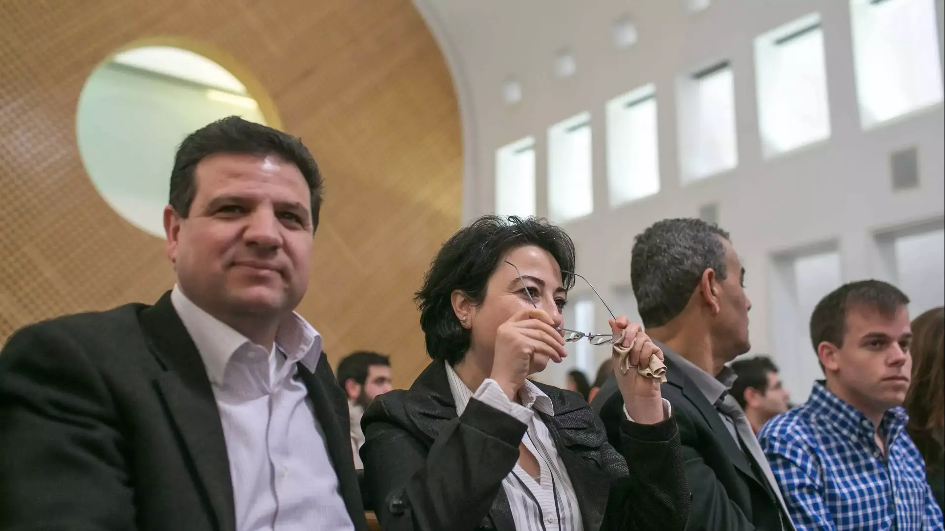 חנין זועבי מלווה בחברי מפלגתה בדיון בבית המשפט העליון על החלטת ועדת הבחירות המרכזית לכנסת לפסול את מועמדותה פברואר 2015 חנין זועבי מלווה בחברי מפלגתה בדיון בבית המשפט העליון על החלטת ועדת הבחירות המרכזית לכנסת לפסול את מועמדותה פברואר 2015