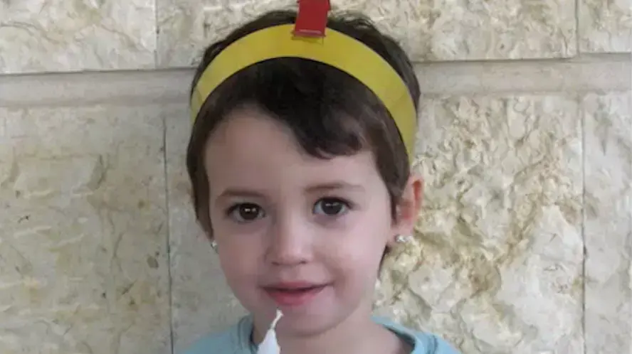 אדל הקטנה בסכנת חיים בשל דלקת ריאות