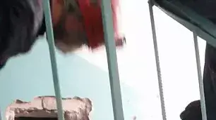 אדם שנתקע בעירום בקיר ברוסיה