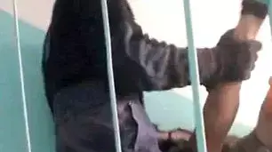 אדם נמצא תקוע בקיר אדם נמצא תקוע בקיר