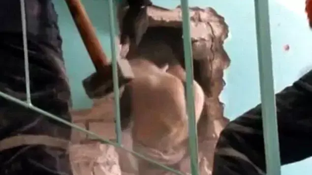 אדם נמצא תקוע בקיר אדם נמצא תקוע בקיר