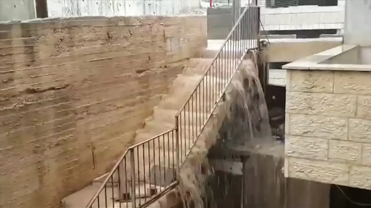 תיעוד: בניין עם עשרות דיירים בירושלים מוצף בכל סערה